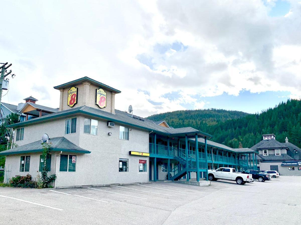 Super 8 By Wyndham Sicamous Hotel Exterior photo