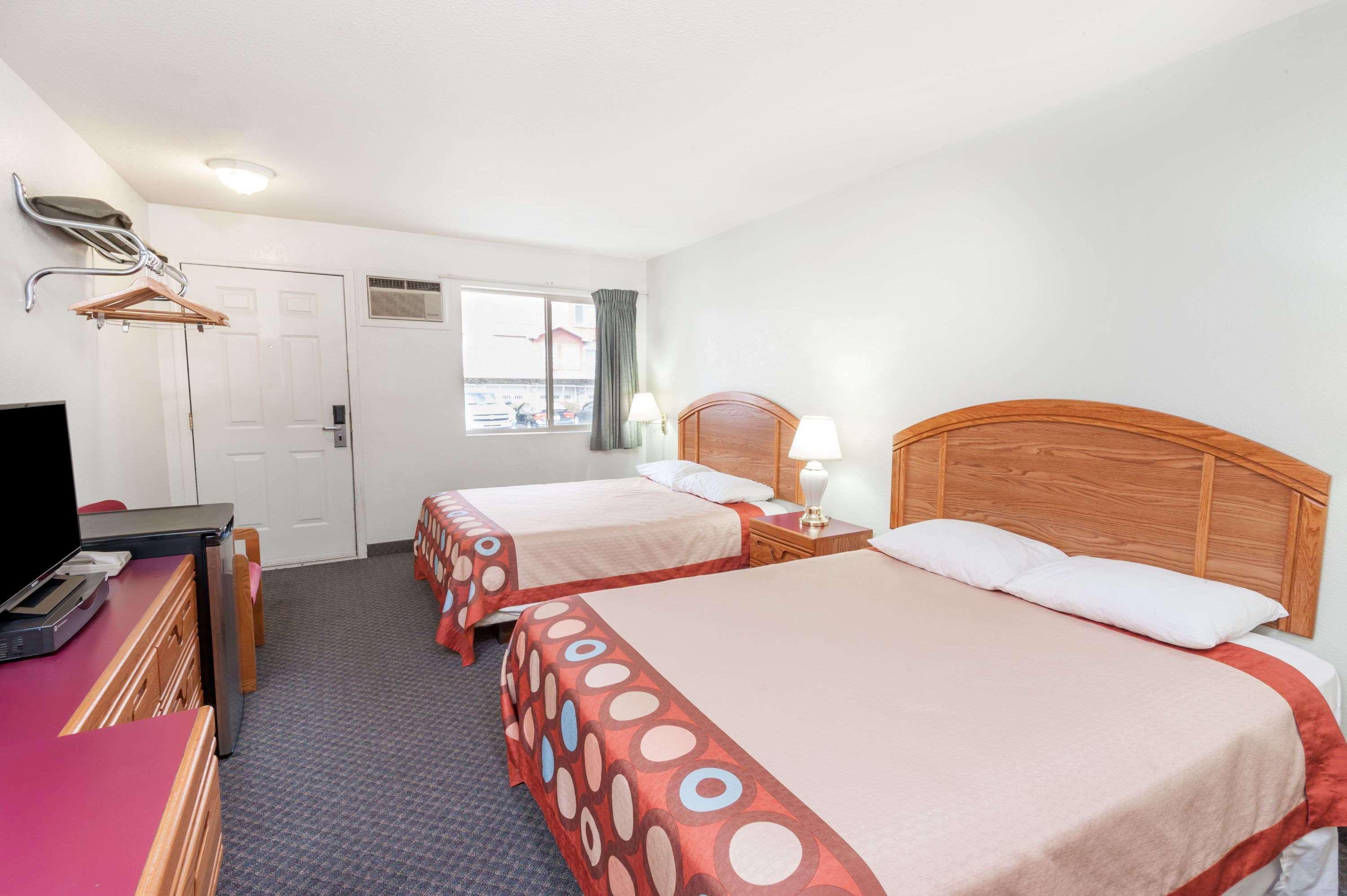 Super 8 By Wyndham Sicamous Hotel Exterior photo