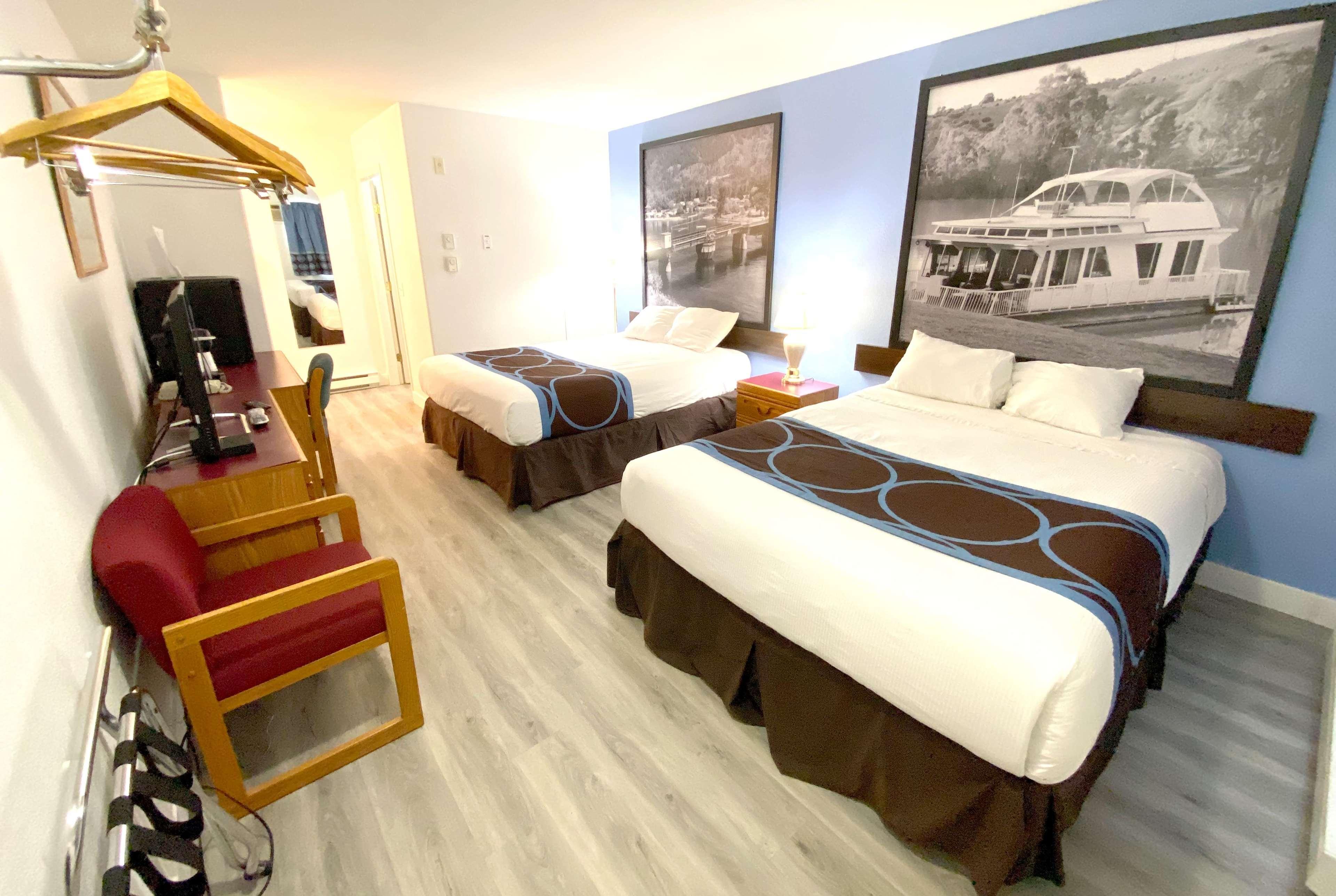 Super 8 By Wyndham Sicamous Hotel Exterior photo