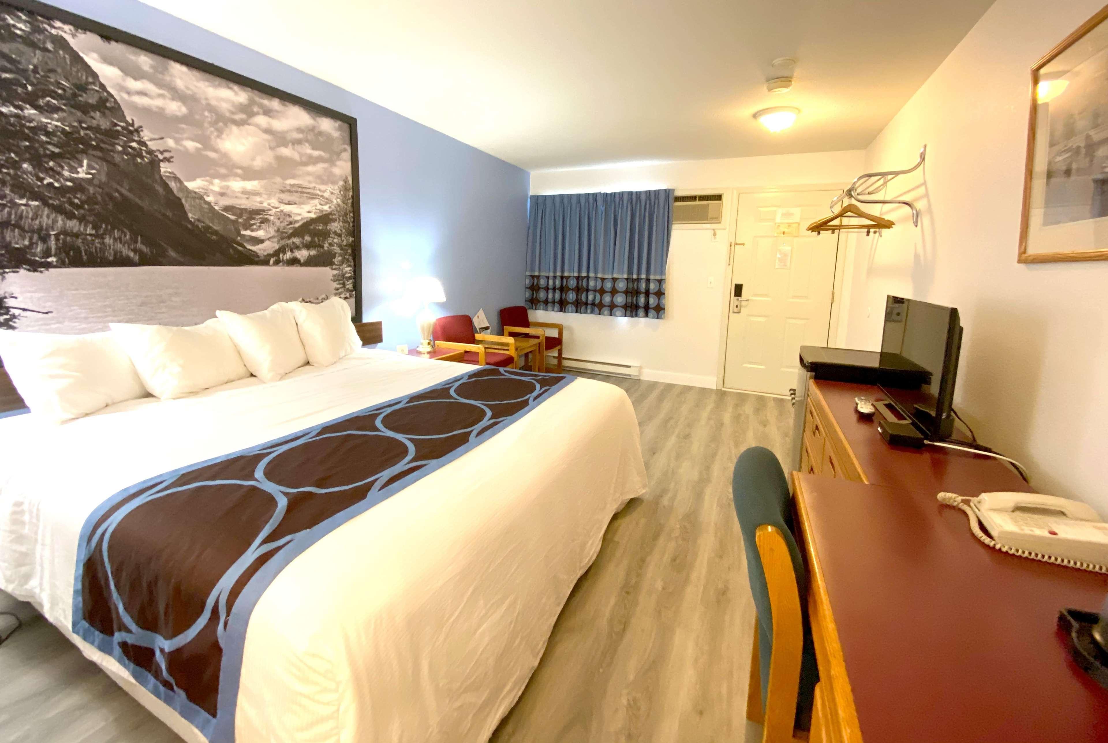 Super 8 By Wyndham Sicamous Hotel Exterior photo