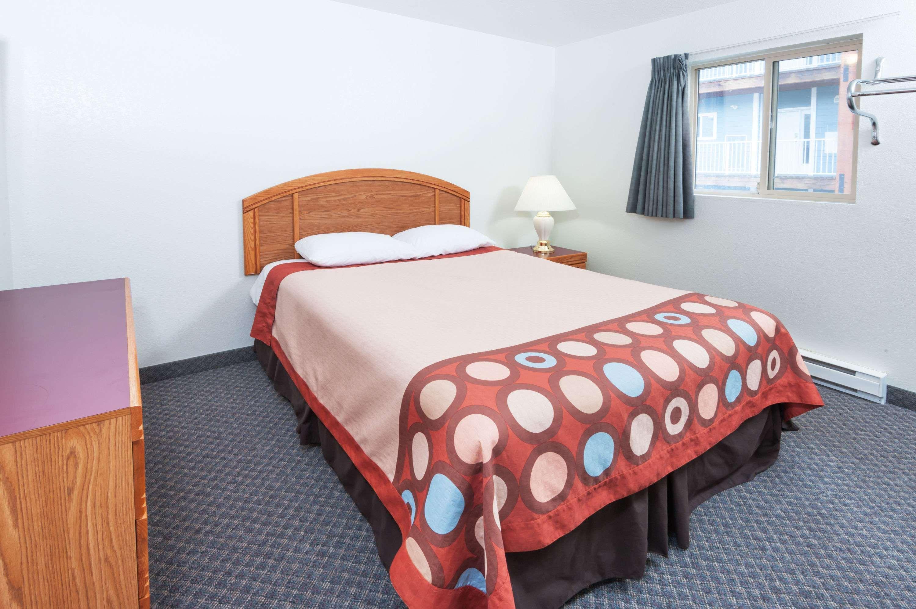 Super 8 By Wyndham Sicamous Hotel Exterior photo