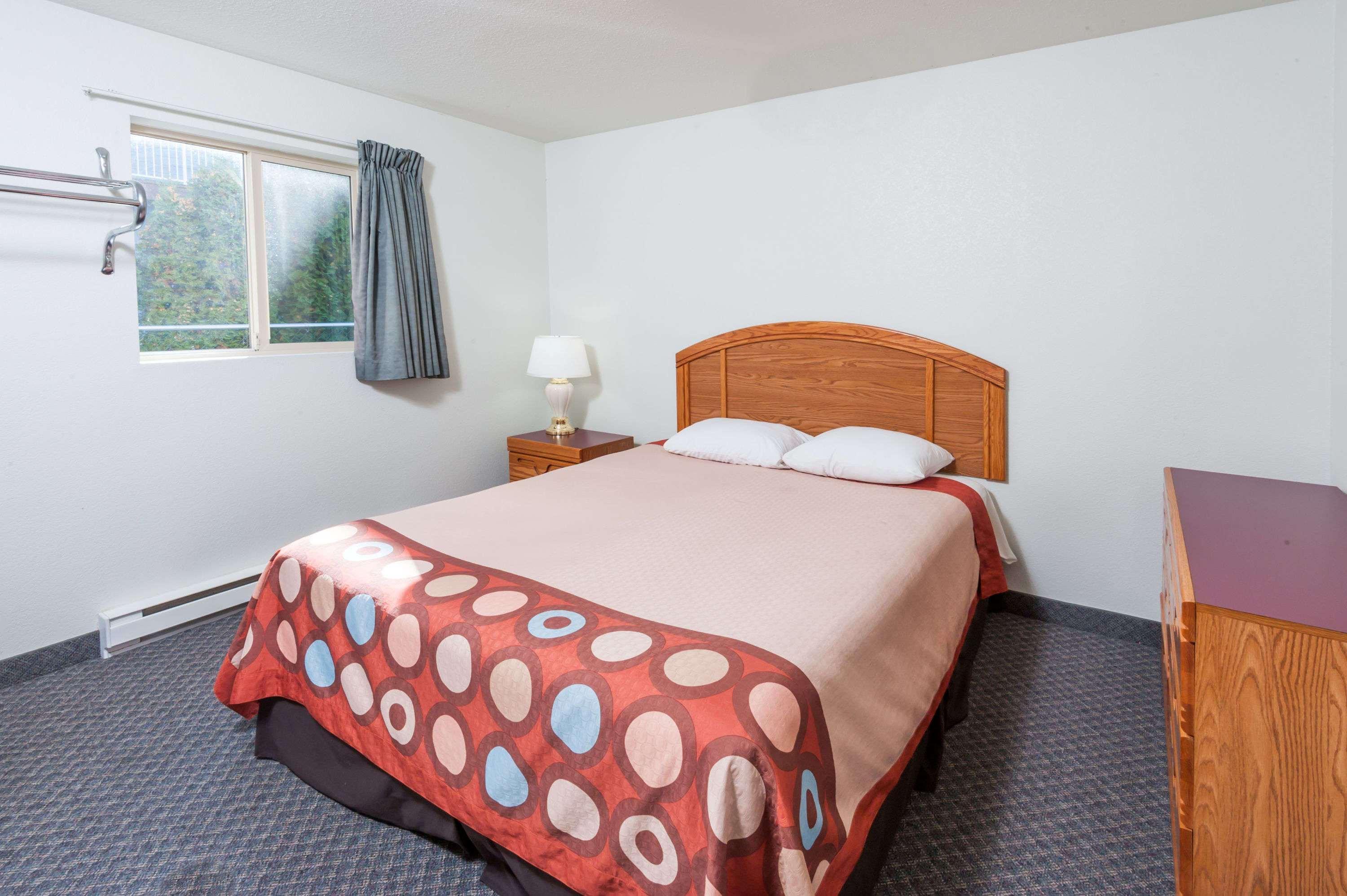 Super 8 By Wyndham Sicamous Hotel Exterior photo