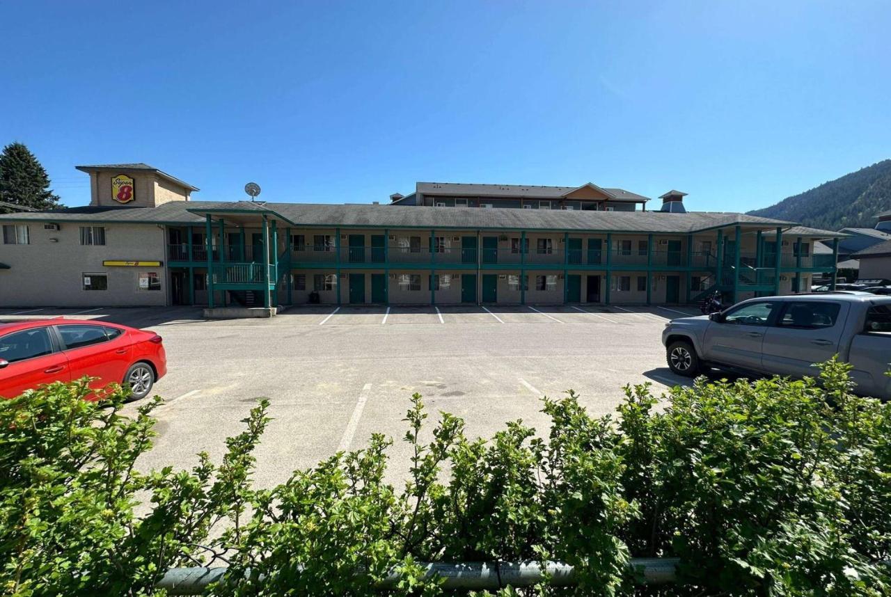 Super 8 By Wyndham Sicamous Hotel Exterior photo