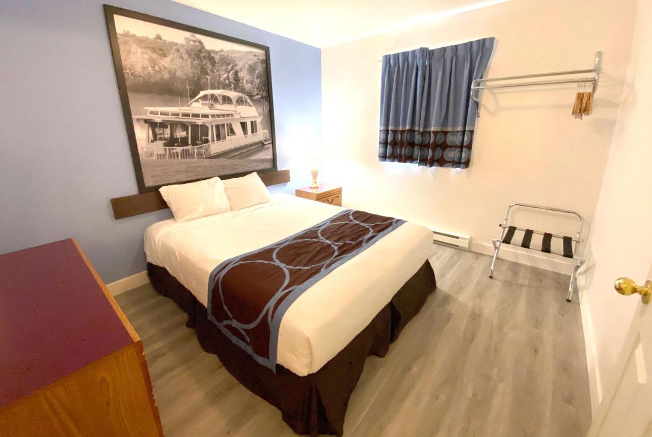 Super 8 By Wyndham Sicamous Hotel Exterior photo