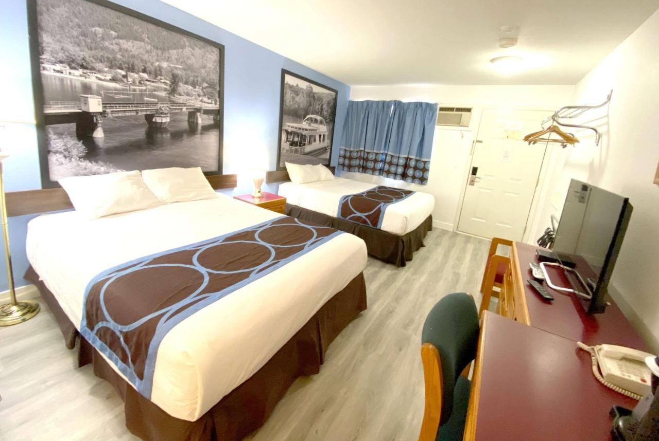 Super 8 By Wyndham Sicamous Hotel Exterior photo