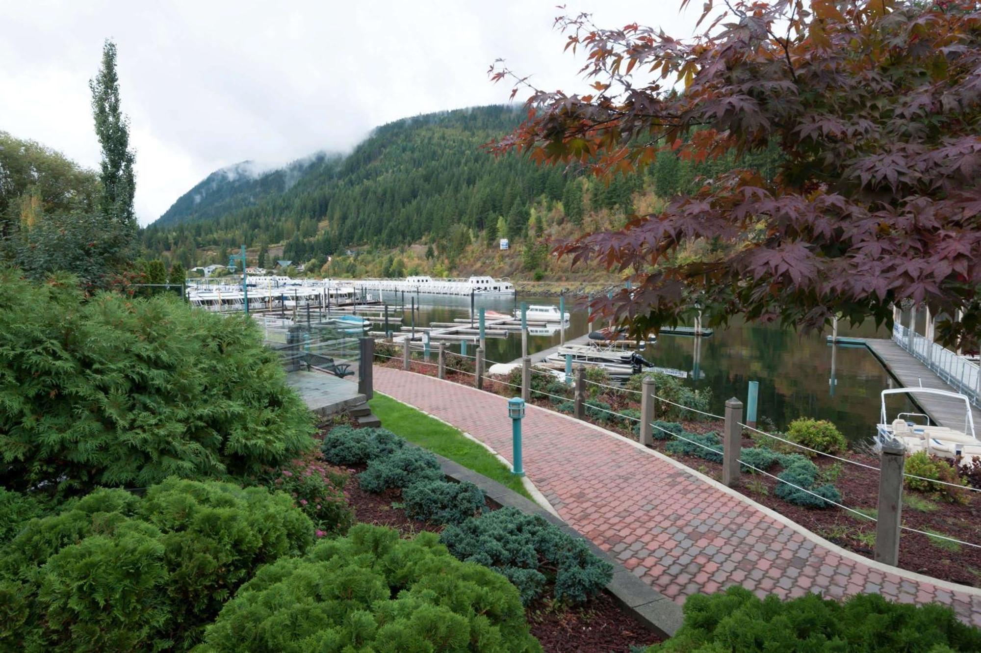 Super 8 By Wyndham Sicamous Hotel Exterior photo