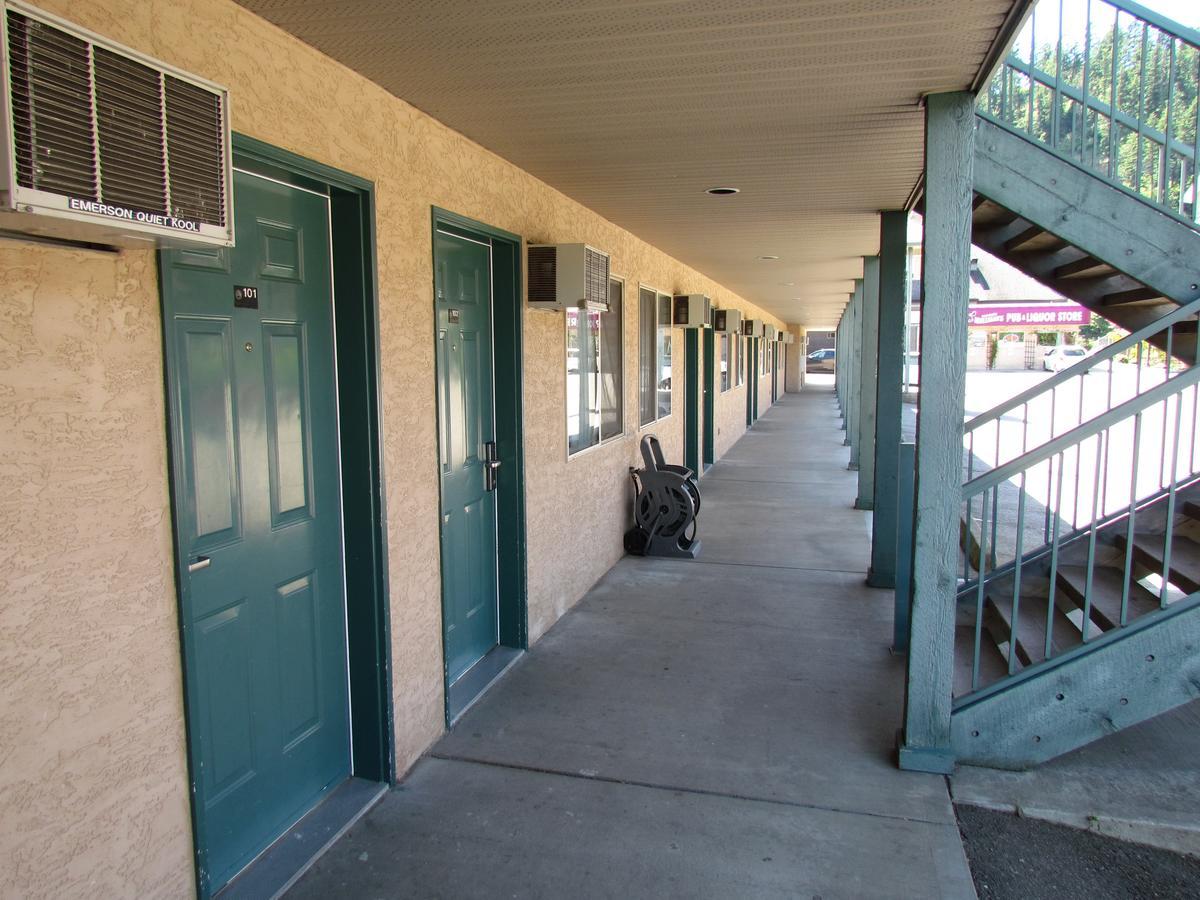 Super 8 By Wyndham Sicamous Hotel Exterior photo