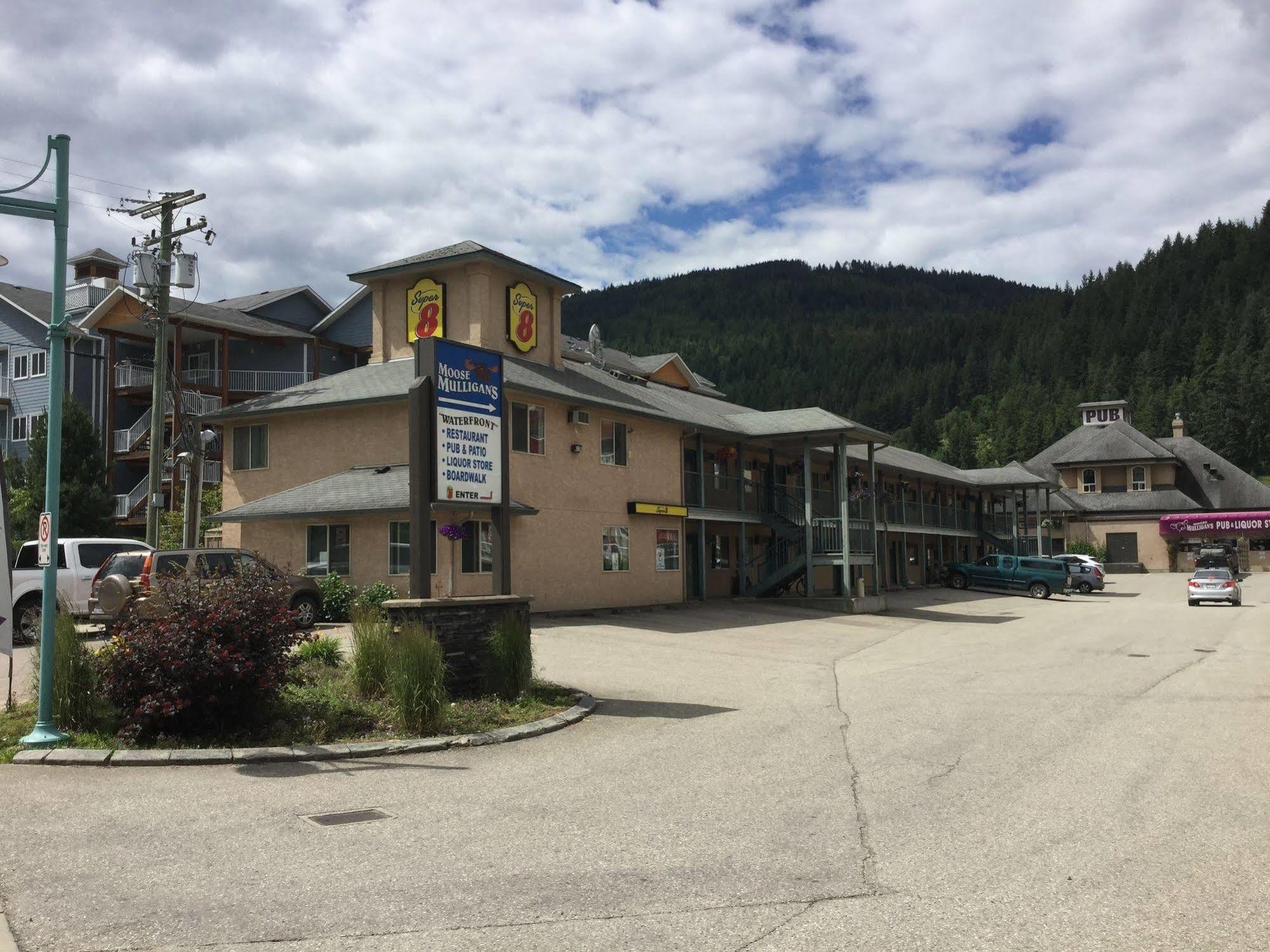 Super 8 By Wyndham Sicamous Hotel Exterior photo