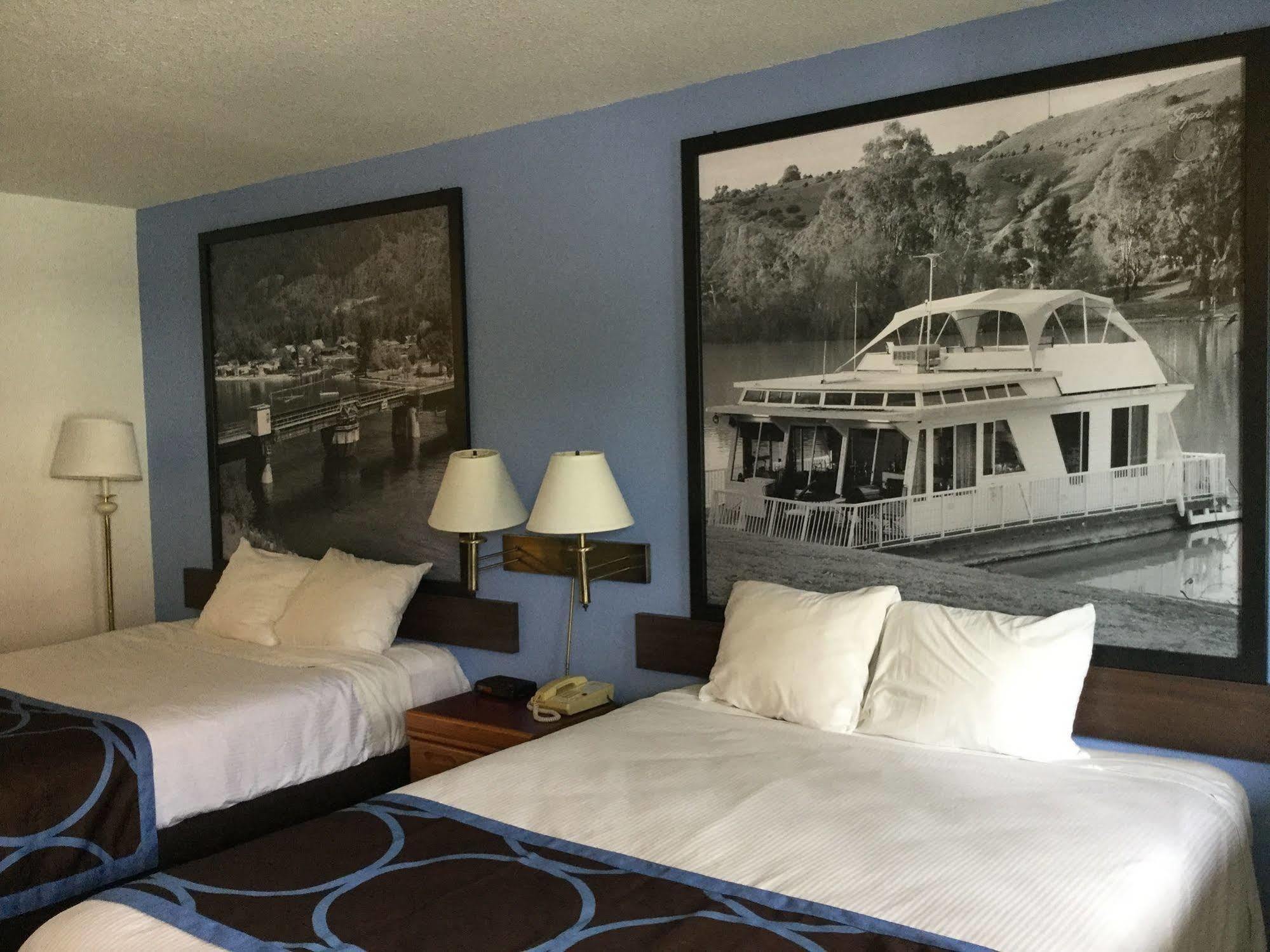 Super 8 By Wyndham Sicamous Hotel Exterior photo