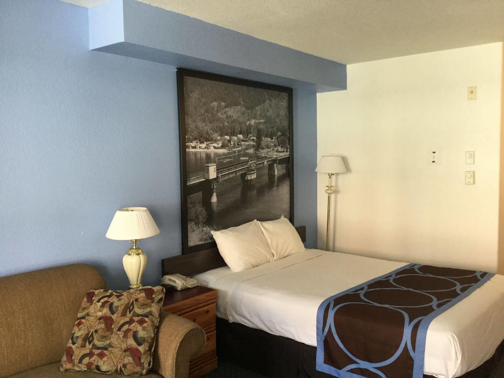 Super 8 By Wyndham Sicamous Hotel Exterior photo