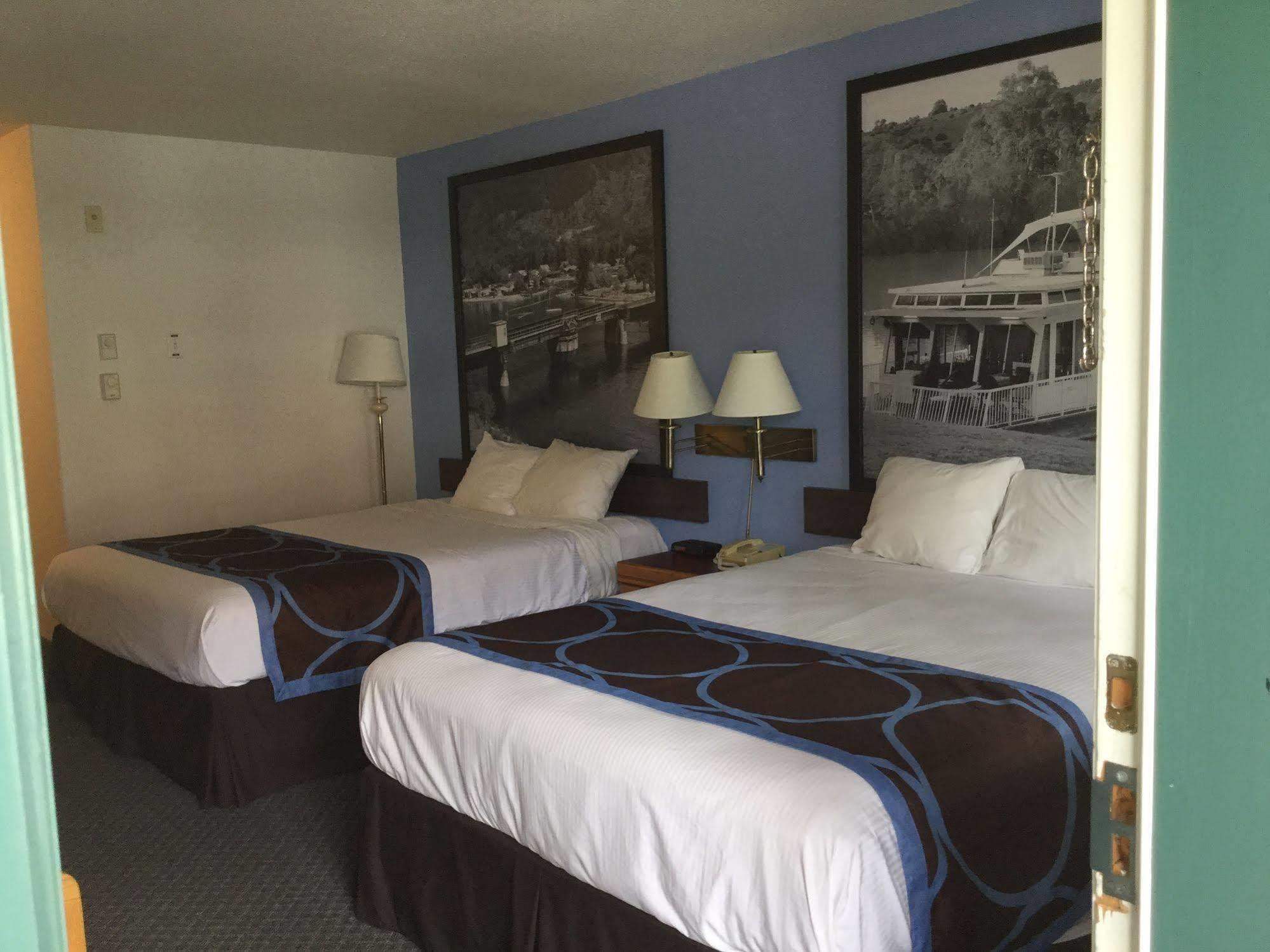 Super 8 By Wyndham Sicamous Hotel Exterior photo