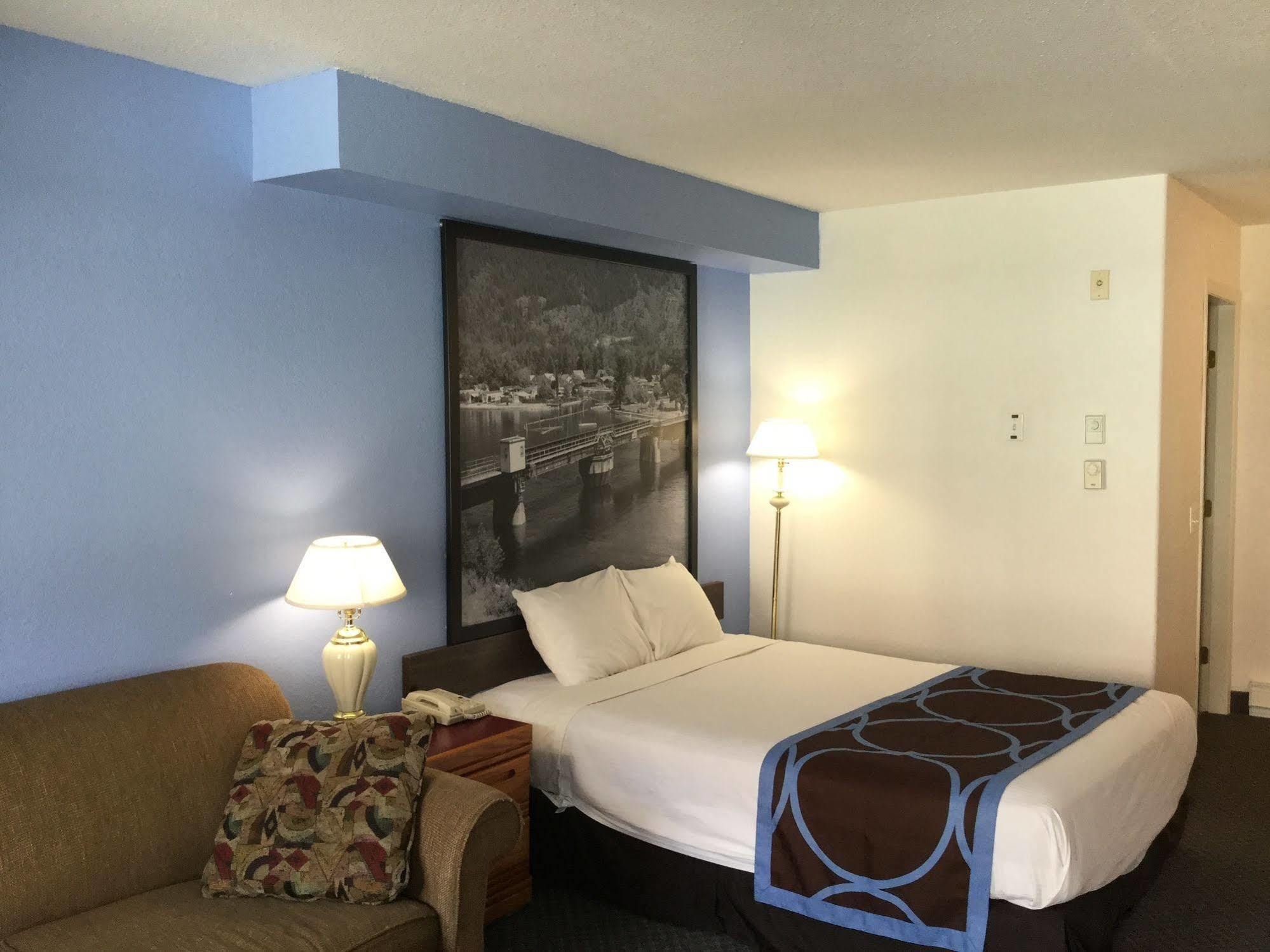 Super 8 By Wyndham Sicamous Hotel Exterior photo