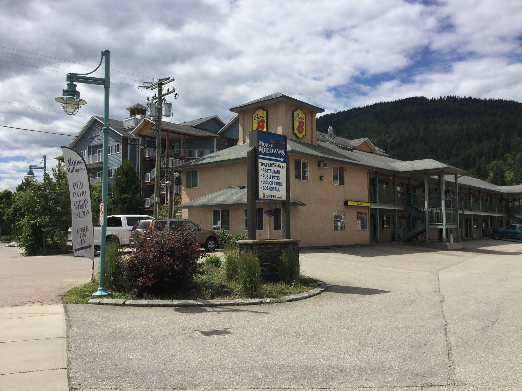 Super 8 By Wyndham Sicamous Hotel Exterior photo
